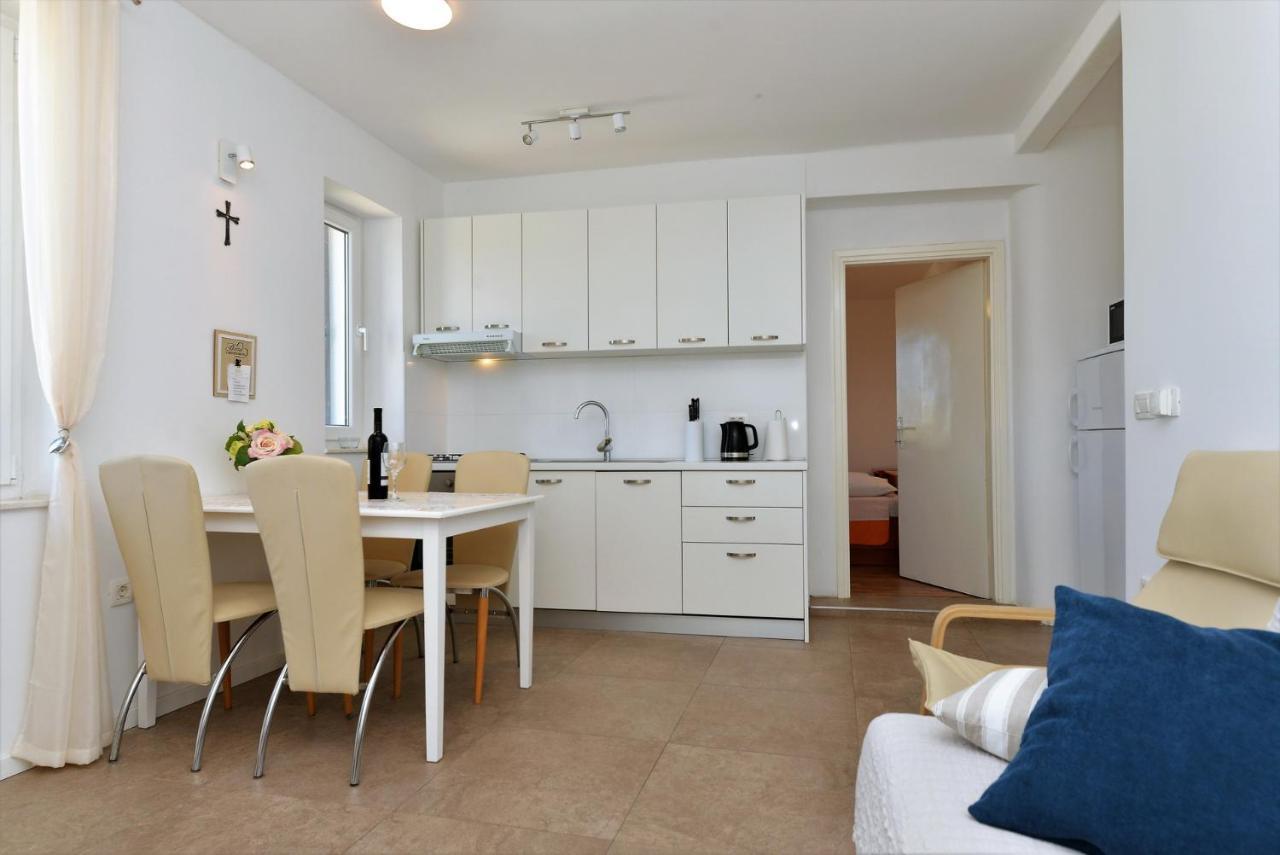 Beach Apartment Vami With Sea View Murter Esterno foto