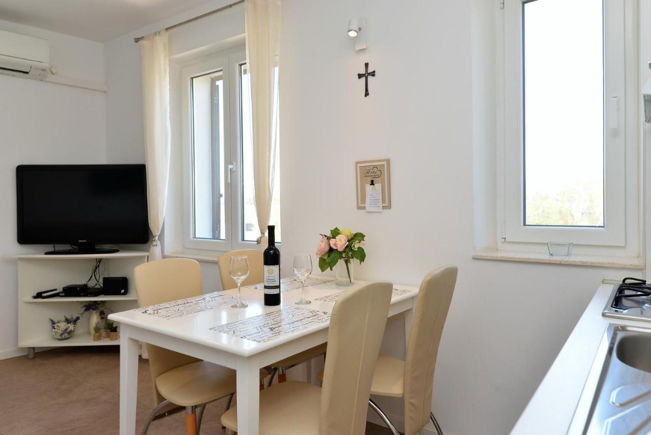 Beach Apartment Vami With Sea View Murter Esterno foto