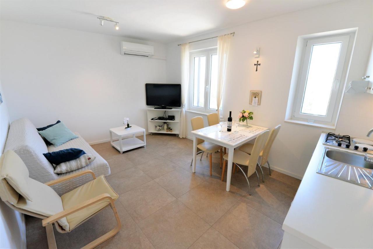 Beach Apartment Vami With Sea View Murter Esterno foto