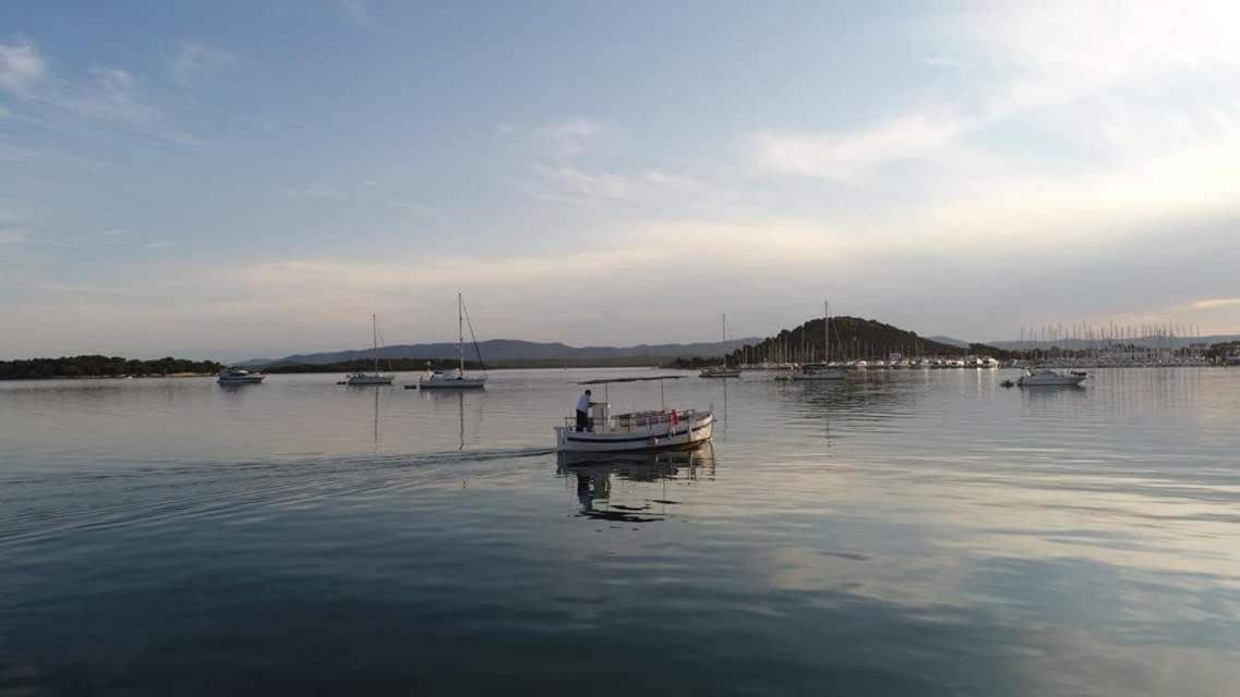 Beach Apartment Vami With Sea View Murter Esterno foto